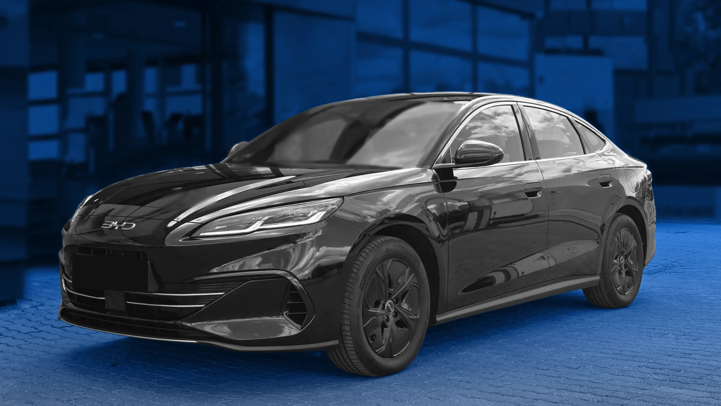 A BYD SEAL 6 DM-i konnektoros hibrid családi szedán egészben, oldalról-elölről nézve