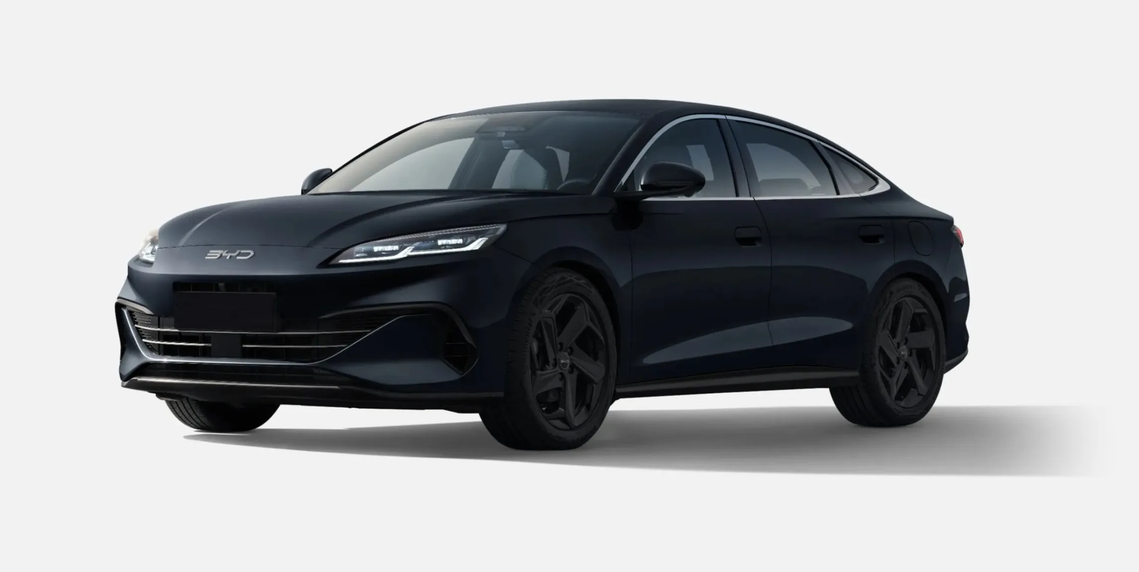 Fekete BYD SEAL 6 DM‑i Comfort háromnegyed nézetből elölről, gyári stúdiókép világos háttér előtt