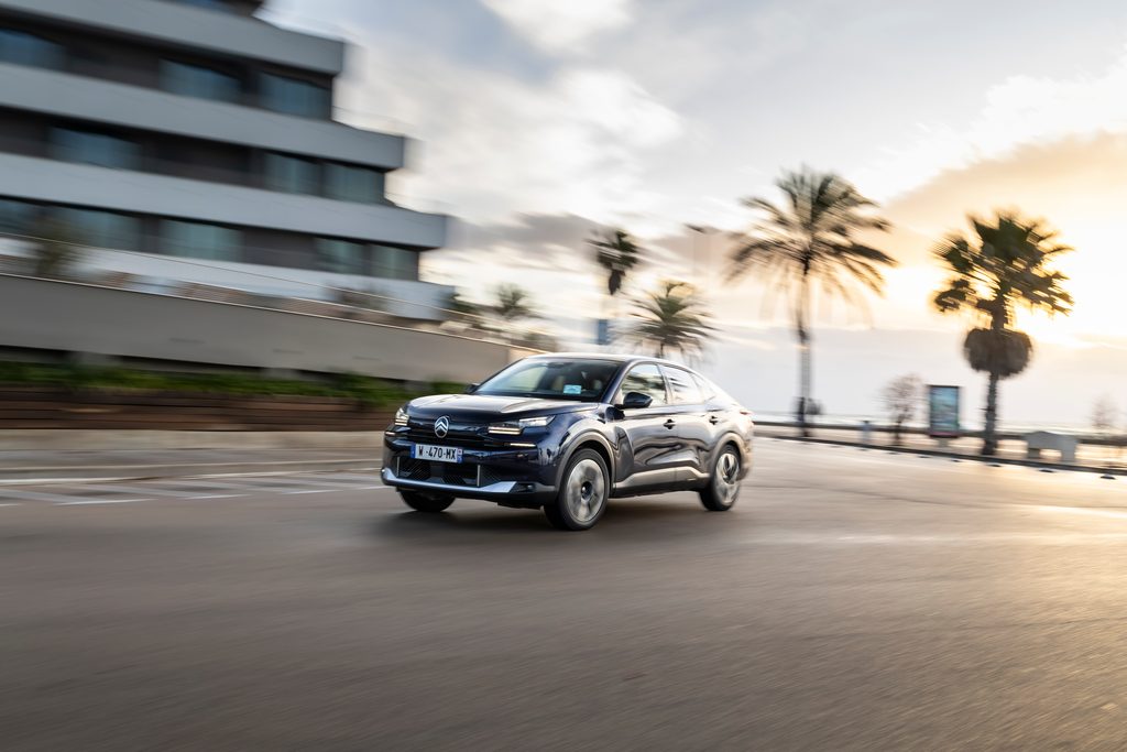 Citroën ë-C4 X tengerparti sétányon