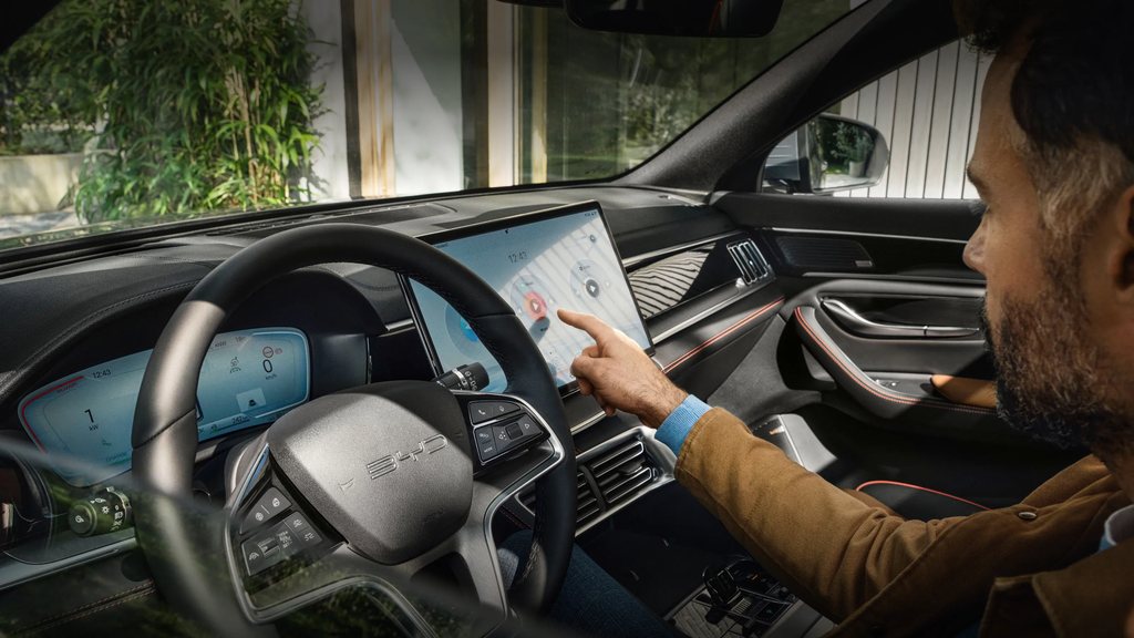BYD SEAL U DM-i – Futurisztikus lebegő középkonzol