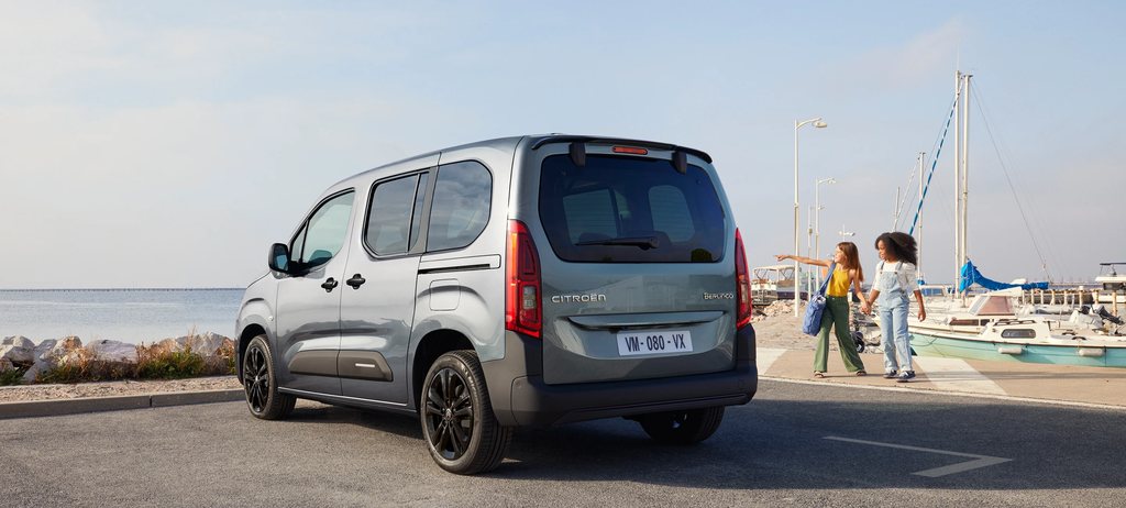 Rear three‑quarter view Berlingo 30 highlighting modern exterior design, safety, efficiency and confident visual presence
