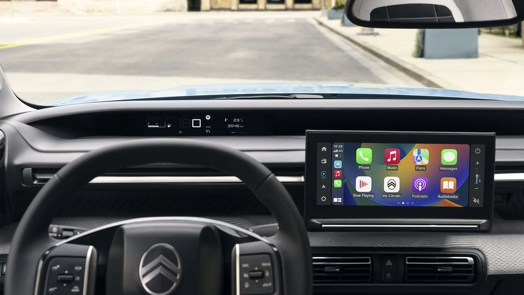 Vezetői nézet a Citroën C3 kompakt SUV‑ból, ahol a digitális műszeregység és a nagy méretű érintőképernyő teremti meg az intuitív, modern és