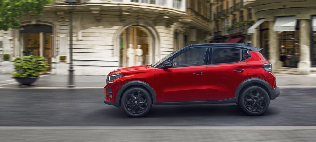 Oldalnézeti menetkép a Citroën C3 kompakt SUV‑ról, amely modern, karakteres hátsó lámpadizájnjával is a magabiztos, hatékony és megfizethető