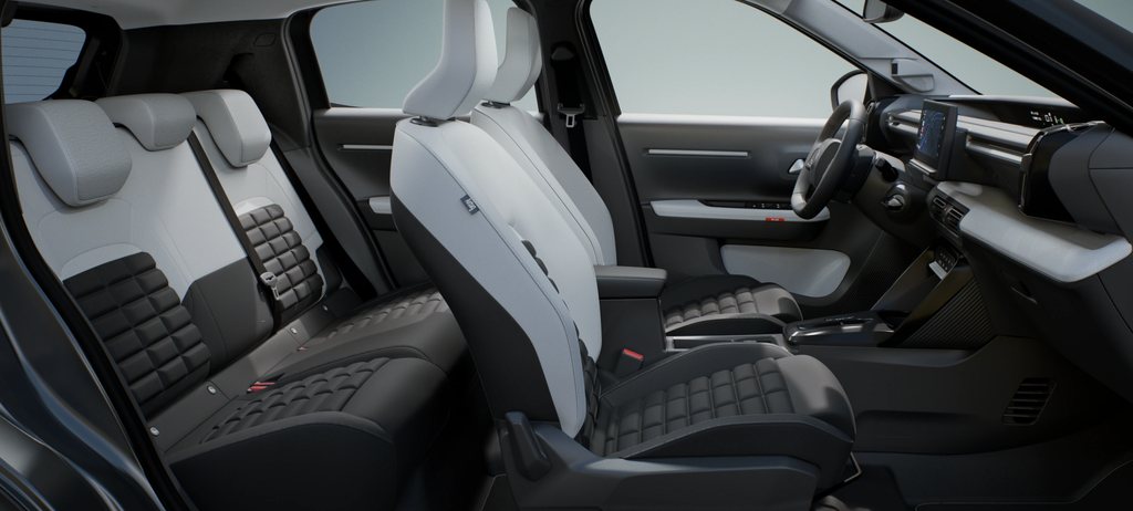 Oldalnézeti beltér a Citroën C3 kompakt SUV‑ban, ahol a tágas utastér és az Advanced Comfort ülések biztosítják a pihentető, praktikus és me