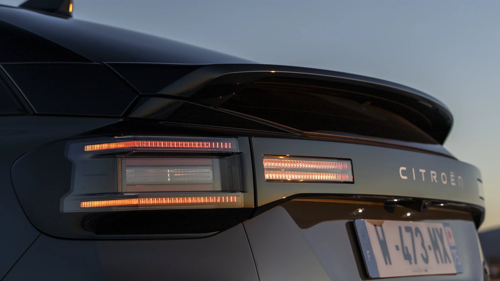 A C4 modern LED‑fényrendszere, kifinomult dizájnja és fejlett technológiája egyedi, prémium megjelenést biztosít.