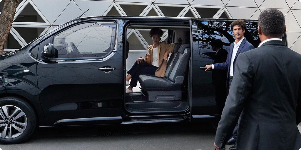 A Citroën SpaceTourer oldalsó tolóajtaja nyitva, miközben az utasok beszállnak – üzleti környezetben, a modell praktikus és kényelmes hozzáf