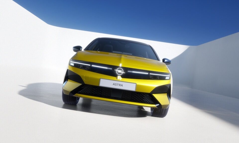 Egy sárga Opel Astra elölnézetből