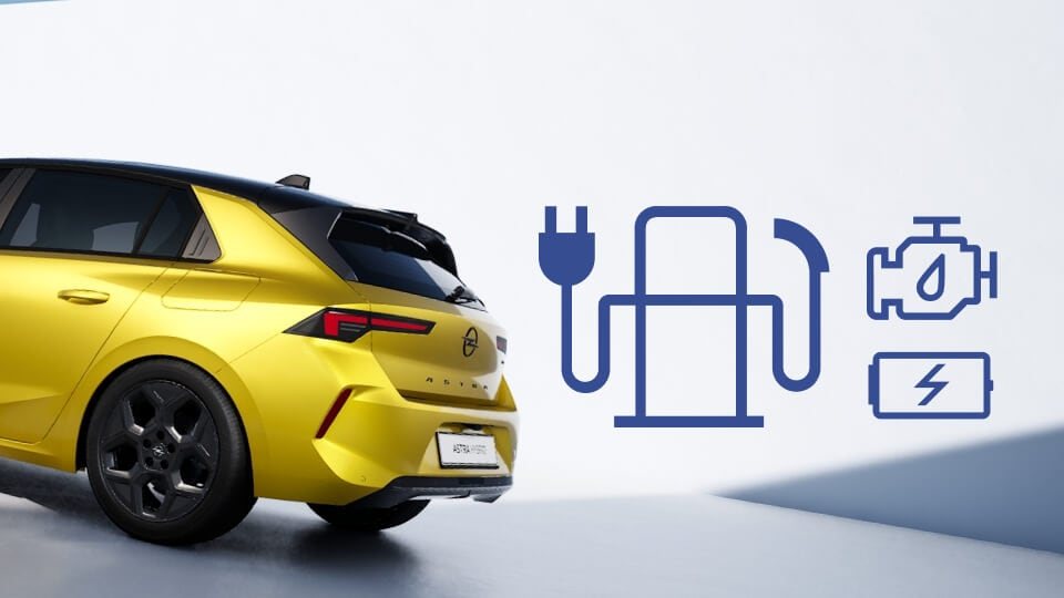 Sárga Opel Astra plug-in hybrid hátulsó oldalnézetből töltőállomás logóval