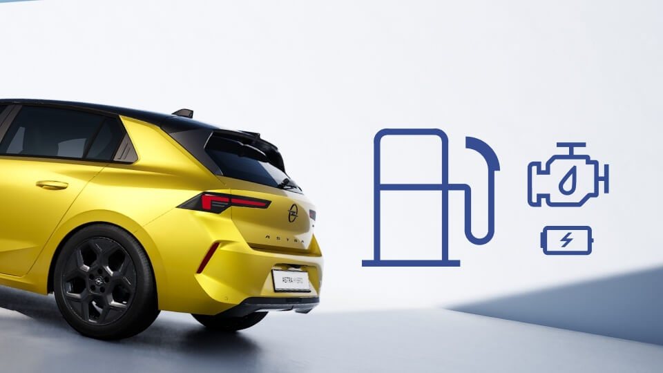 Sárga Opel Astra hybrid hátulsó oldalnézetből töltőállomás logóval