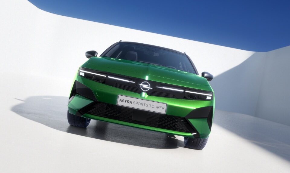 Egy zöld Opel Astra Sports Tourer elölnézetből