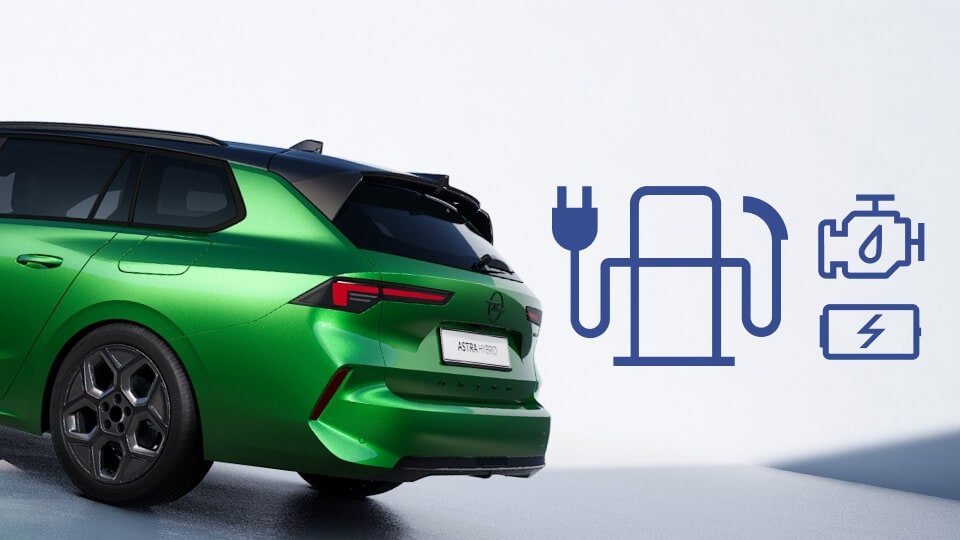 A zöld Opel Astra Sports Tourer plug-in hybrid hátulsó oldalnézetből