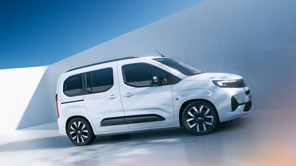 Egy fehér Opel Combo egyterű oldalnézetből