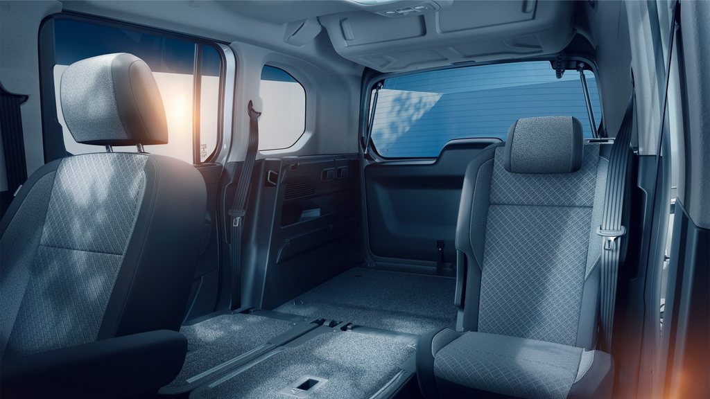 Az Opel Combo egyterű belső tere lehajtható ülésekkel