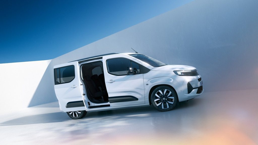Egy fehér, tolóajtós Opel Combo egyterű oldalnézetből