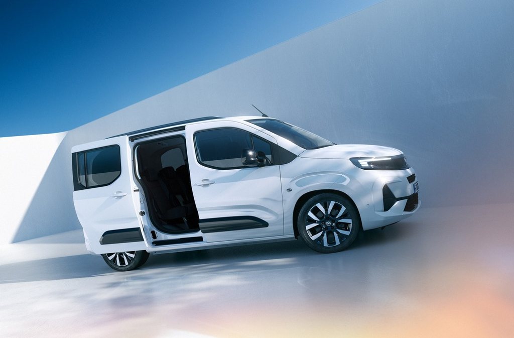 Egy fehér, tolóajtós Opel Combo Electric egyterű oldalnézetből