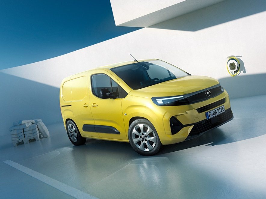 Egy sárga új Opel Combo Electric Cargo elölnézetből