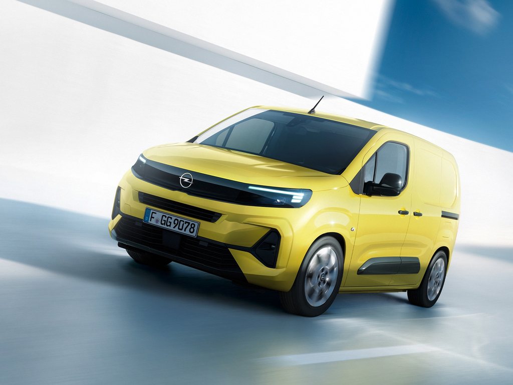 Egy sárga új Opel Combo elölnézetből