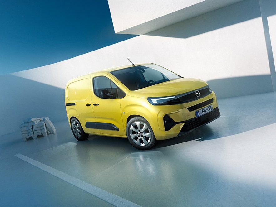 Egy sárga új Opel Combo elölnézetből