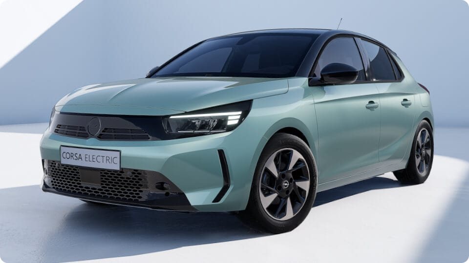 Egy Eukalyptus zöld színű Opel Corsa YES modell elülső oldalnézetből