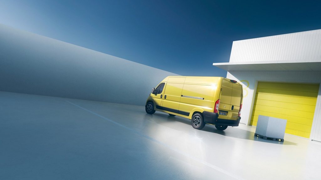 Az új Opel Movano hátulsó oldalnézetből