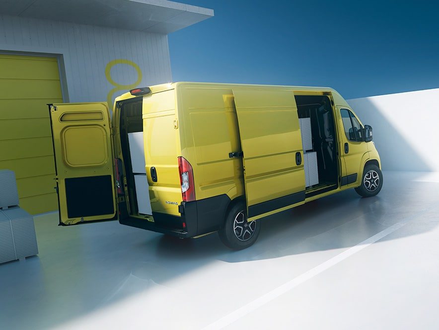 Az új Opel Movano hátulsó oldalnézetből nyitott tolóajtókkal és hátsó ajtóval