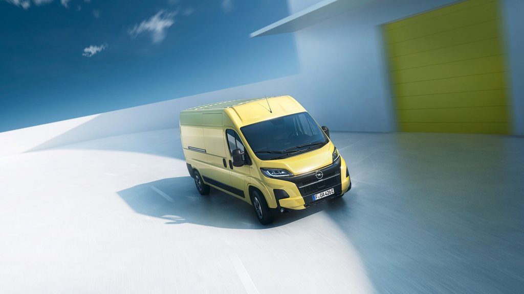 Az új Opel Movano Electric elülső oldalnézetből