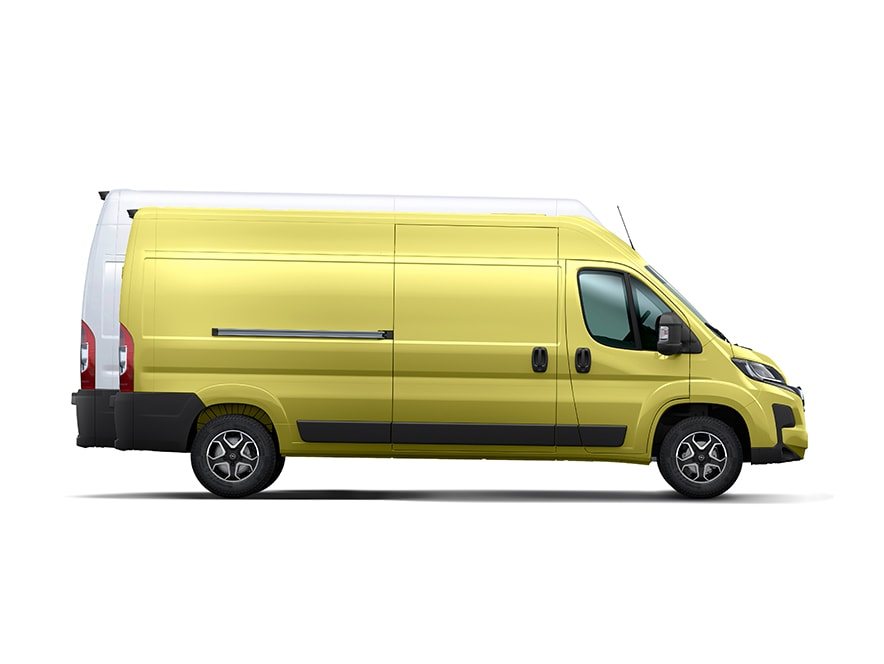 Az új Opel Movano Electric hátulsó oldalnézetből nyitott tolóajtókkal és hátsó ajtóval