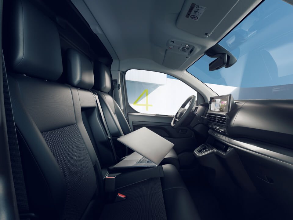 Az új Opel Vivaro Electric beltere az utasoldali ajtó felől, laptoppal az ülésen