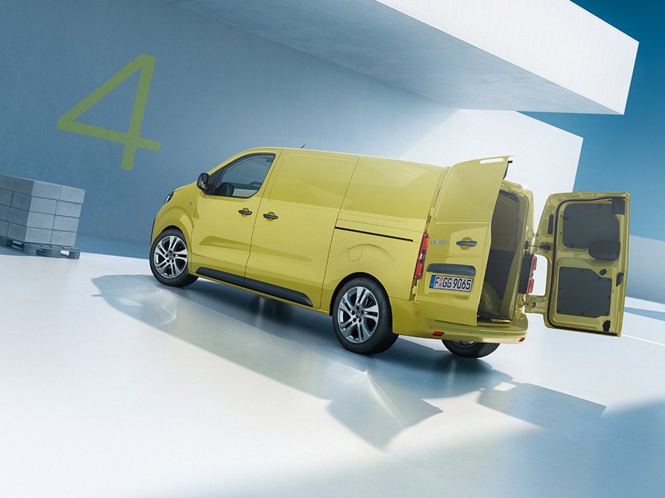 Az új Opel Vivaro hátulsó oldalnézetből, nyitott hátsó ajtókkal