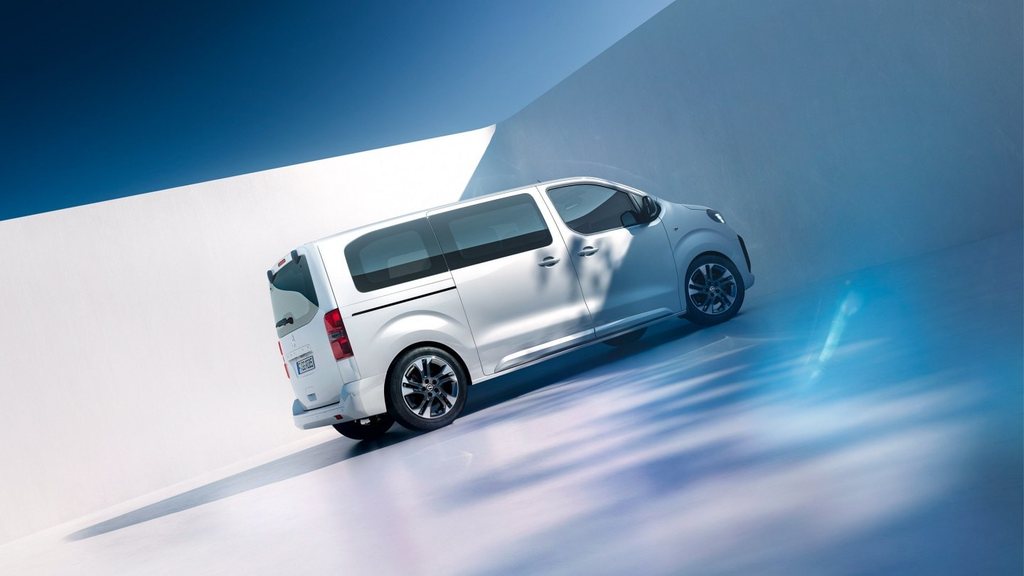 Egy fehér Opel Zafira hátulsó oldalnézetből