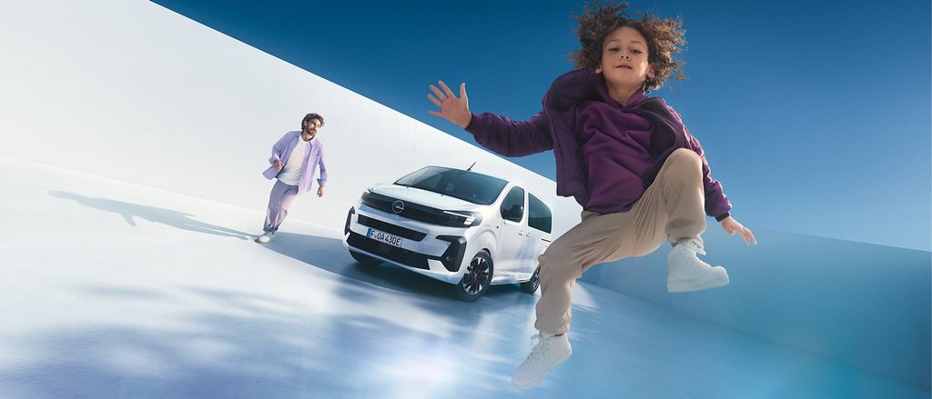 Férfi és fiú egy fehér Opel Zafira Electric mellett