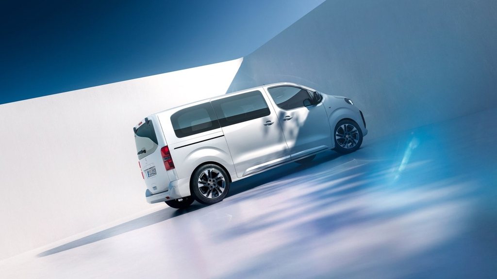 Egy fehér Opel Zafira Electric hátulsó oldalnézetből