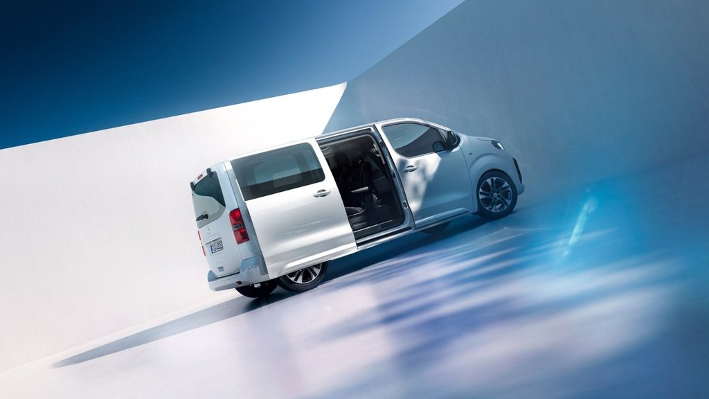 Egy fehér, tolóajtós Opel Zafira Electric oldalnézetből
