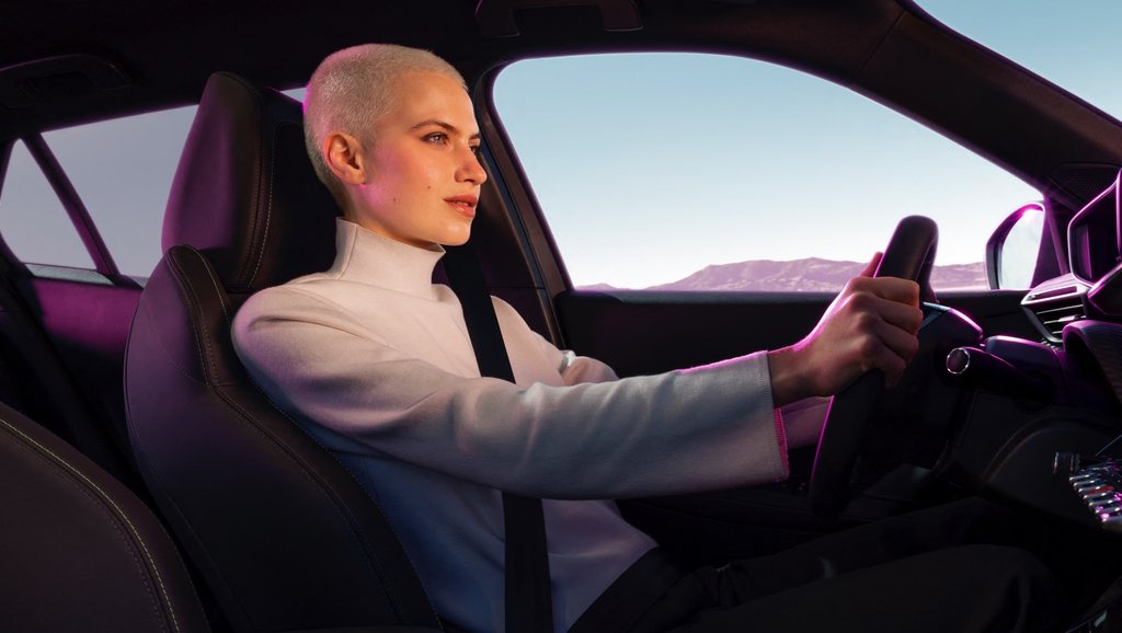 New SUV PEUGEOT E-2008 driving aids