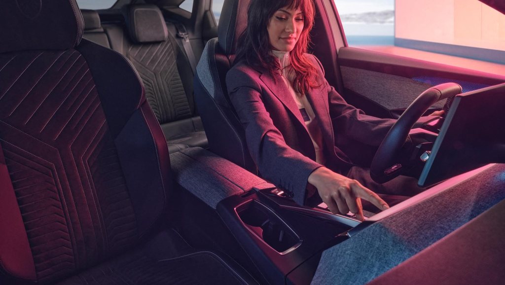 Woman on board the new PEUGEOT E-3008