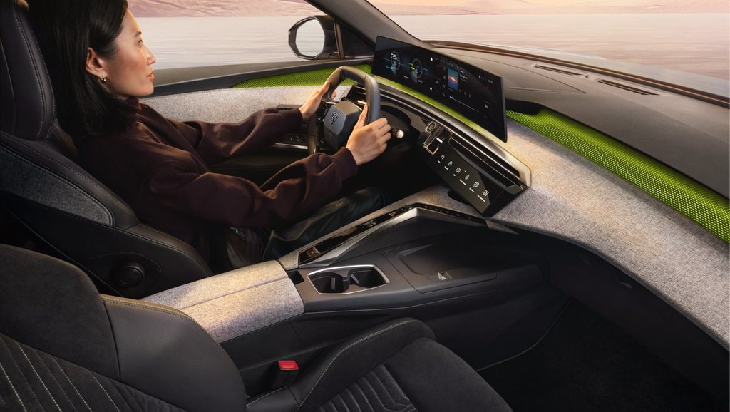 Woman on board the new PEUGEOT E-5008