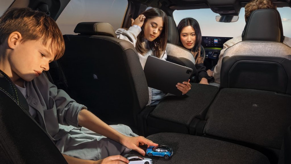 Family on board of PEUGEOT E-5008