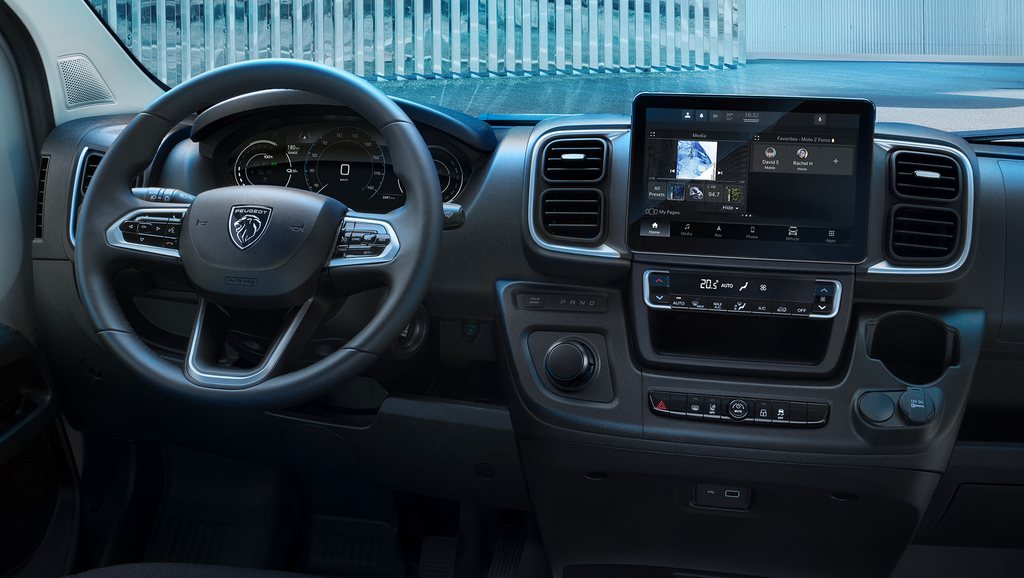 PEUGEOT E-BOXER Driving station
