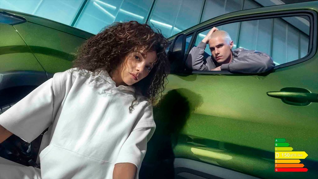 Woman and man close to the new Peugeot Rifter
