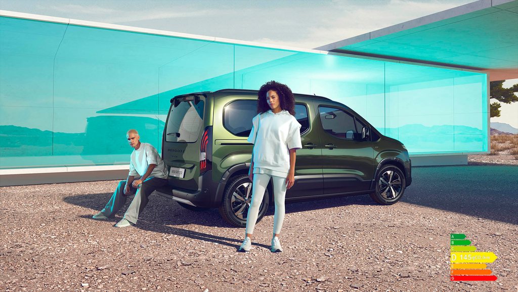 Woman and man close to the new Peugeot Rifter